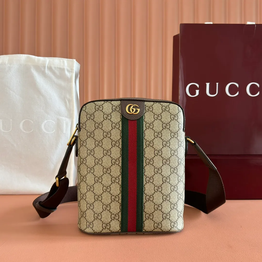 p940. 💋💋💋"With full set of original counter packaging" [New Product] The Ophidia series is reminiscent of the brand's long tradition through the iconic mesh pattern and the double G logo in light gold tones. These styles are crafted from soft GG Monogram coated fabric and lined with green cotton. Beige and dark brown GG monogram coated fabric Brown leather trim Light gold tone hardware Green linen and cotton blend lining Double G webbing Item number: 839103. Dimensions: 20x23x5cm. Color: Brown/PVC. Made in Italy