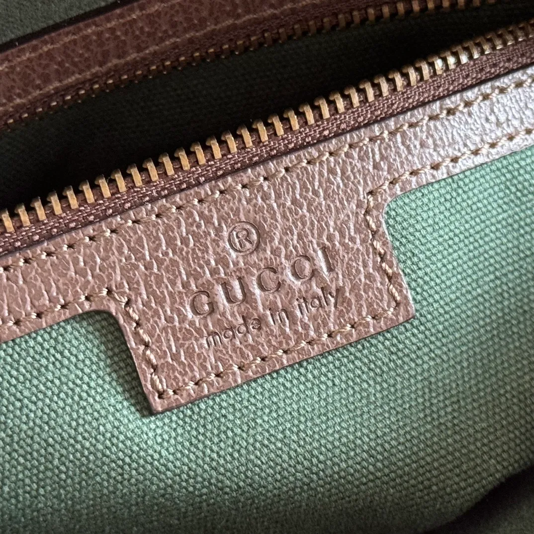p940. 💋💋💋"With full set of original counter packaging" [New Product] The Ophidia series is reminiscent of the brand's long tradition through the iconic mesh pattern and the double G logo in light gold tones. These styles are crafted from soft GG Monogram coated fabric and lined with green cotton. Beige and dark brown GG monogram coated fabric Brown leather trim Light gold tone hardware Green linen and cotton blend lining Double G webbing Item number: 839103. Dimensions: 20x23x5cm. Color: Brown/PVC. Made in Italy