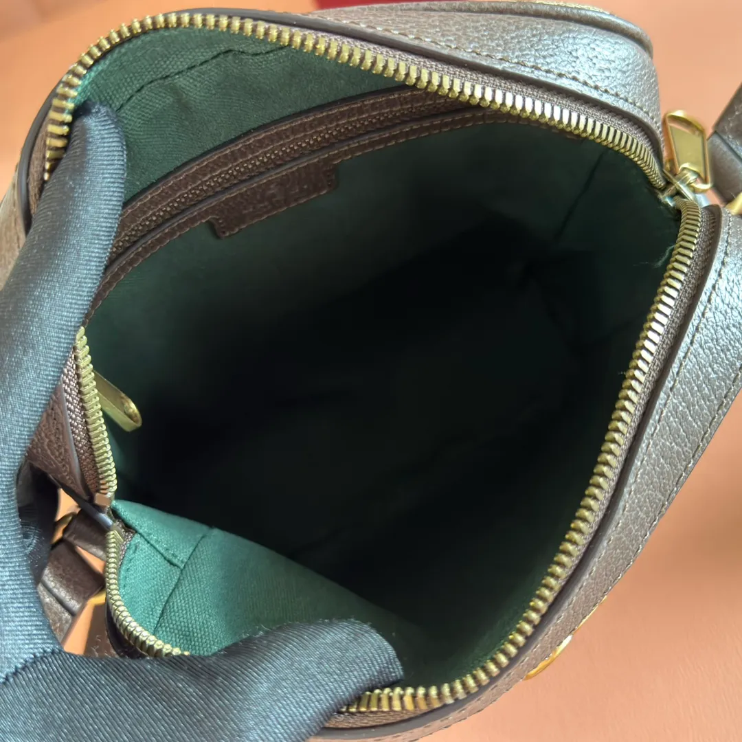 p940. 💋💋💋"With full set of original counter packaging" [New Product] The Ophidia series is reminiscent of the brand's long tradition through the iconic mesh pattern and the double G logo in light gold tones. These styles are crafted from soft GG Monogram coated fabric and lined with green cotton. Beige and dark brown GG monogram coated fabric Brown leather trim Light gold tone hardware Green linen and cotton blend lining Double G webbing Item number: 839103. Dimensions: 20x23x5cm. Color: Brown/PVC. Made in Italy