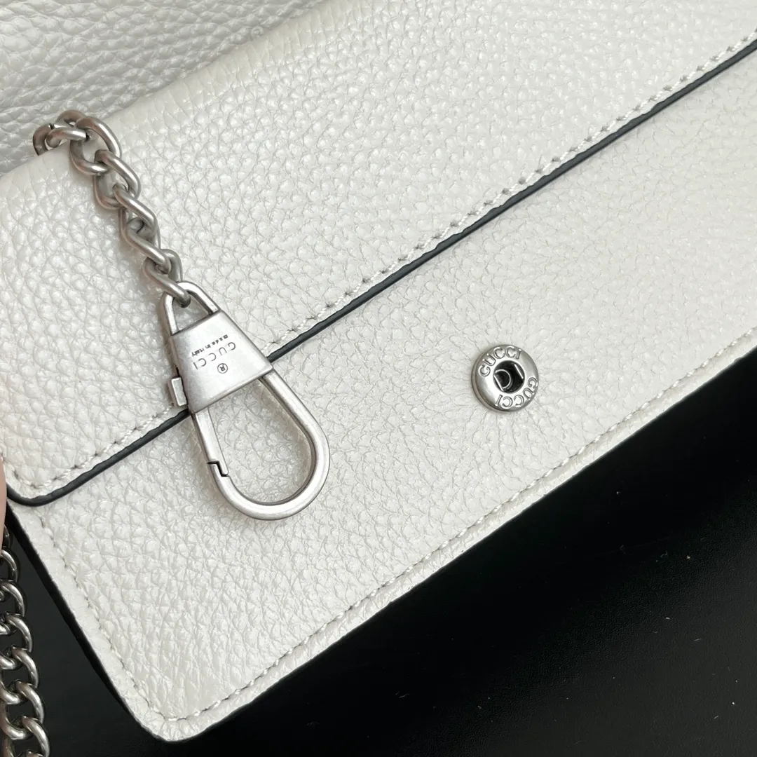 Actual shot #💰260 with box Model: 476432 White leather Size: 16.5x10x4.5cm 𝙂𝙪𝙘𝙘𝙞 𝘿𝙞𝙤𝙣𝙮𝙨𝙪𝙨 𝙈𝙞𝙣𝙞 16.5 Xiaogujia’s entry-level small bag is recommended. It’s not worth mentioning. It’s a classic model that can be said to be the symbol of Xiaogujia. The classic mini Dionysian buckle is paired with calfskin. This bag has a very high appearance rate. It is simply a tool for daily wear and is very popular on the street❗️