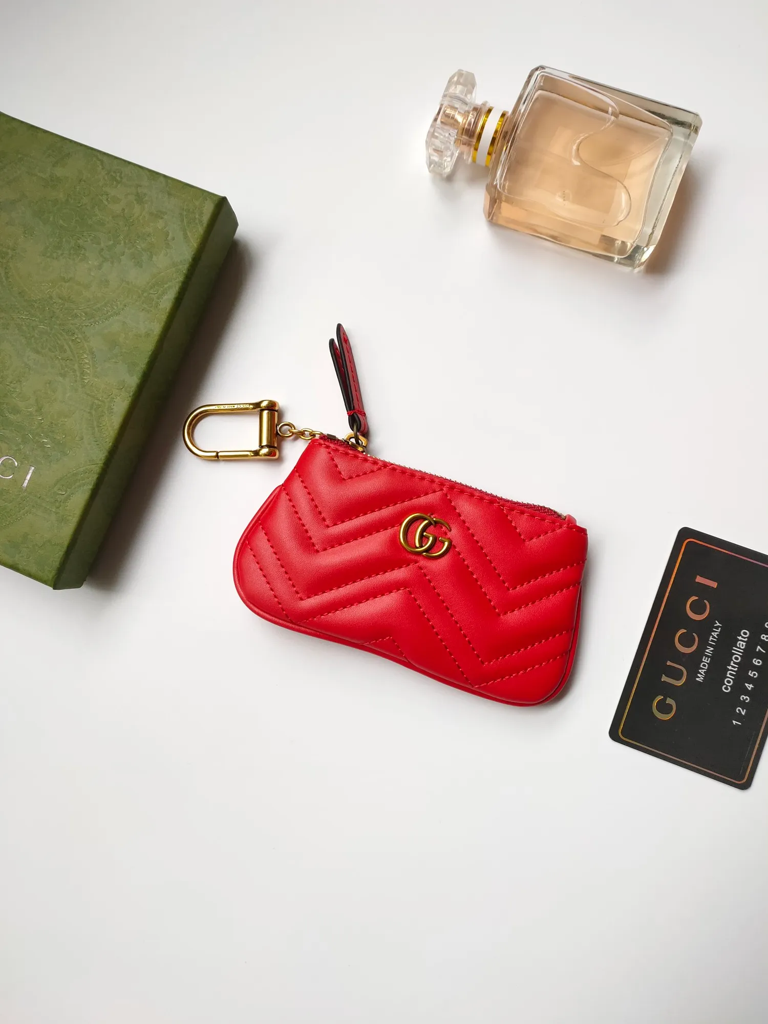 ￥130 GUCCI’s new small coin purse ~ lipstick bag🧃🧃 is made of imported calfskin with embroidered wavy pattern, 🧃🧃 matched with exquisite original factory bronze double G hardware 🧃🧃, flexible and unique hook buckle, small and exquisite, great effect, model: 671773, color: black, bright red, nude pink, size: 12.5x7x1.5cm