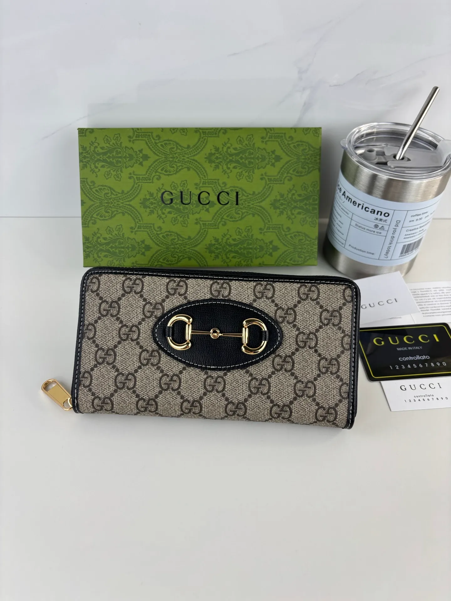 💰170 GUCCl The newly launched Gucci 1955 horsebit card holder is made of GG Supreme high-grade artificial canvas and brown leather. This series adopts the double ring and long strip design that is in line with the handbag. This detail is inspired by the equestrian origin of the brand. It is one of Gucci's classic heritage and one of the brand's most representative symbolic elements. Style number: 621889 Size: 19.5cm x 10cm x 3cm Color: black