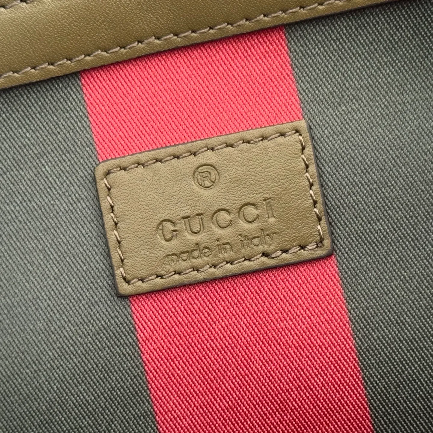 p980. 💋💋💋Full set of original leather configuration counters [New Product] The new GG Emblem series reinterprets the brand's timeless elegance and exquisite craftsmanship. Inspired by the equestrian world, this tote bag features an adjustable top handle with numbered eyelets. Black Embossed Leather Black Microfiber Lining The bag pictured is sold separately and does not come with the bag charm. Also comes with D-ring for hanging removable items Adjustable handle with numbered eyelets; Height 21.5 cm - 31.5 cm Interior: 2 compartments and 1 central zipped compartment Magnetic snap closure Ident No.: 815213. Dimensions: 38cm (width) x 25cm (height) x 15cm (depth) Weight: about 0.85kg Color: green/original leather. Made in Italy