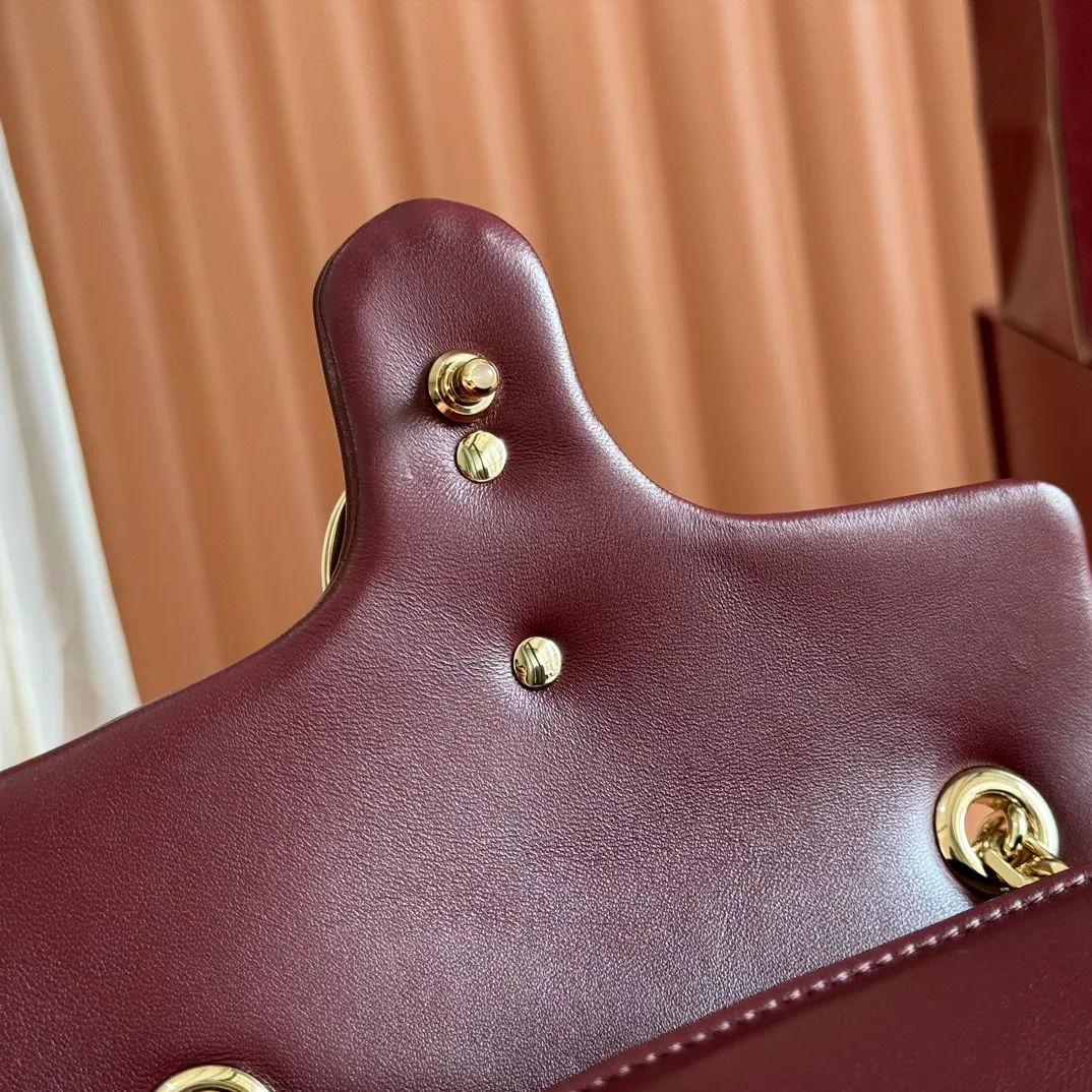 p1300. 💋💋💋Imported original sheepskin top quality workmanship [equipped with full counter packaging] The brand's iconic GG Marmont series is ingeniously integrated with double G styling accessories and faceted chain straps, and soft leather is selected to create a soft-lined bag shape. White V-shaped Matelassé sheepskin. Light gold-tone hardware. Gucci ankara red viscose lining. Interior: One open pocket. Sliding chain strap that can be used as a shoulder strap (55 cm high). Snap-lock flap. Ident.: 837280. Dimensions: 22cm (width) x 12.5cm (height) x 6cm (depth) Weight: about 0.55kg Color: Anchor red full leather/original leather. Made in Italy