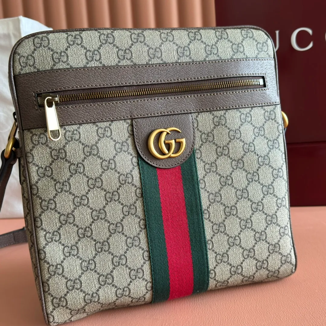 p860. 💋💋💋[Original leather accessories🌈 Equipped with full counter packaging]🔥🔥Ophidia series GG handbags "March of Love by Gucci" In the new fashion series, GG Supreme canvas has launched a classic and timeless blue and beige combination, inheriting the historical origin of the material. Canvas material has a low impact on the environment, so it has appeared in every series for ten years and has become the brand's classic material. The classic color scheme gives this Ophidia series handbag a distinctive charm. Hide details Beige and blue GG Supreme canvas, eco-friendly material, blue leather trim. Model: 547934. Dimensions: 27.5x 28x 6 cm. Color: brown/pvc.