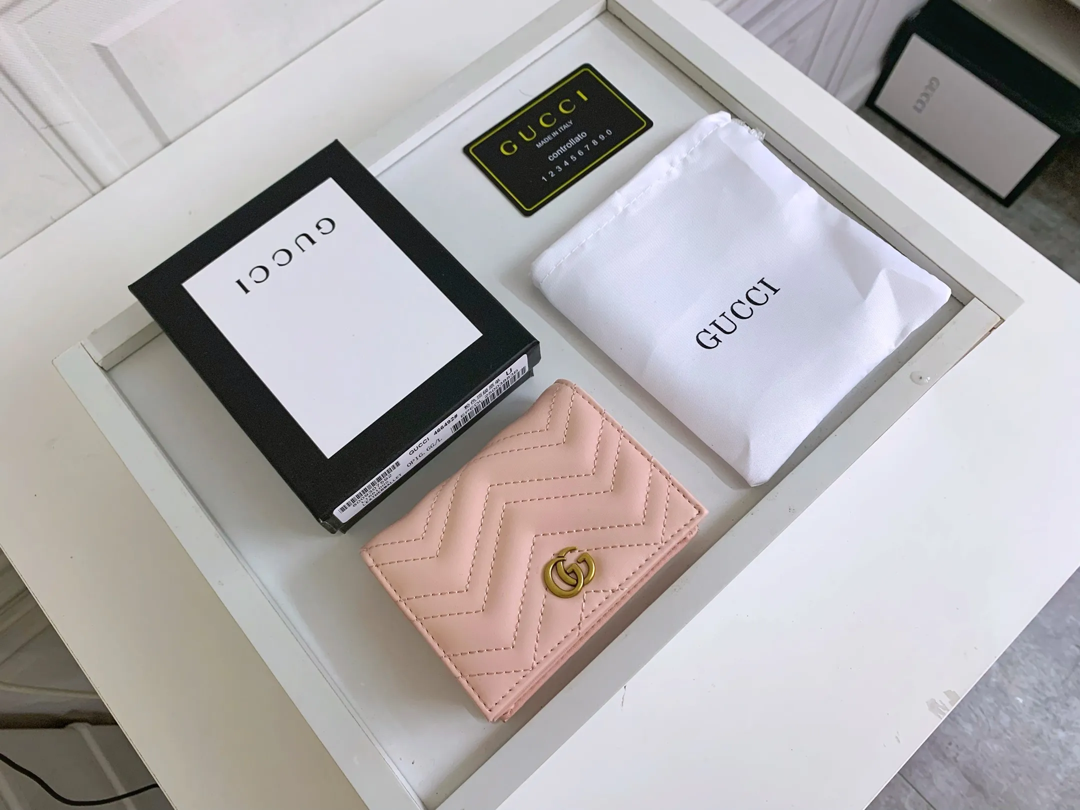 💰150 💎 Top quality original leather #pink❤️ New model from GUCCI, counter quality, original single leather, real shot. 2021 Early Autumn New Style🔥 GG Marmont Series❣ Flip-top card holder😘 Made of soft quilted V-shaped leather 👍 Refined with top overseas hardware😍! Model: 466492 Size: 11x8.5x3cm.