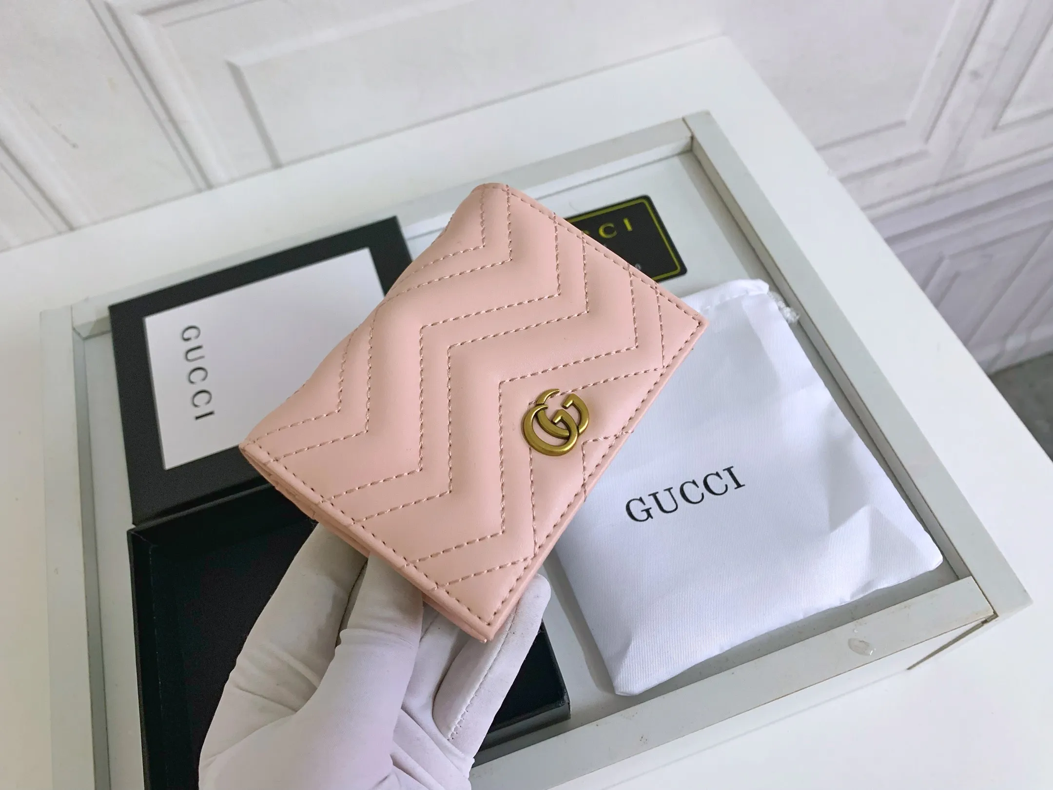 💰150 💎 Top quality original leather #pink❤️ New model from GUCCI, counter quality, original single leather, real shot. 2021 Early Autumn New Style🔥 GG Marmont Series❣ Flip-top card holder😘 Made of soft quilted V-shaped leather 👍 Refined with top overseas hardware😍! Model: 466492 Size: 11x8.5x3cm.