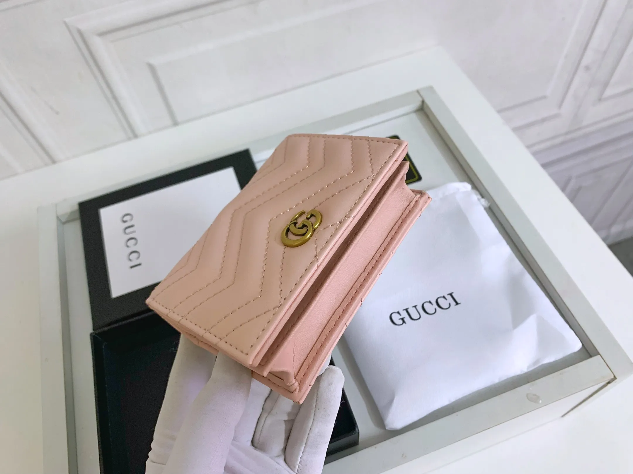 💰150 💎 Top quality original leather #pink❤️ New model from GUCCI, counter quality, original single leather, real shot. 2021 Early Autumn New Style🔥 GG Marmont Series❣ Flip-top card holder😘 Made of soft quilted V-shaped leather 👍 Refined with top overseas hardware😍! Model: 466492 Size: 11x8.5x3cm.