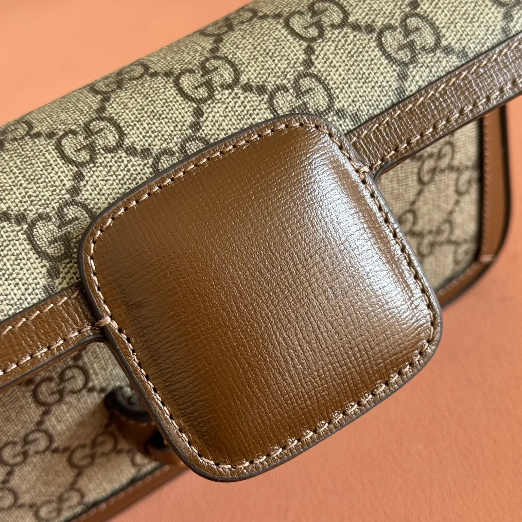 p1120. 💋💋💋【Original leather accessories🌈(Cdfmall Sanya Duty Free Shop Handbag)🔥🔥 Gucci Horsebit 1955 series mini handbag. Gucci Horsebit The 1955 series draws inspiration from the brand’s archive designs, incorporating modern essence into early design details from more than 60 years ago. The design of the horsebit element is inspired by the brand’s equestrian roots. It consists of two elements: a double ring and a long bar. It has become one of the brand’s most recognizable iconic elements. This mini handbag comes with a detachable card pocket and is versatile in beige and ebony. Supreme canvas, brown leather trim, gold-tone hardware, mini bag: suede-like microfiber lining; card pocket: moiré fabric lining, horsebit closure, detachable card pocket with zipper closure, interior: two compartments, chain shoulder strap (42cm high) with flap closure. Model number: 752002. Dimensions: 21.5(L) x 12.5(W) x 3cm(D) Card pocket: 8.5cm (length) x 19.5cm (width) Color: brown/pvc Made in Italy.