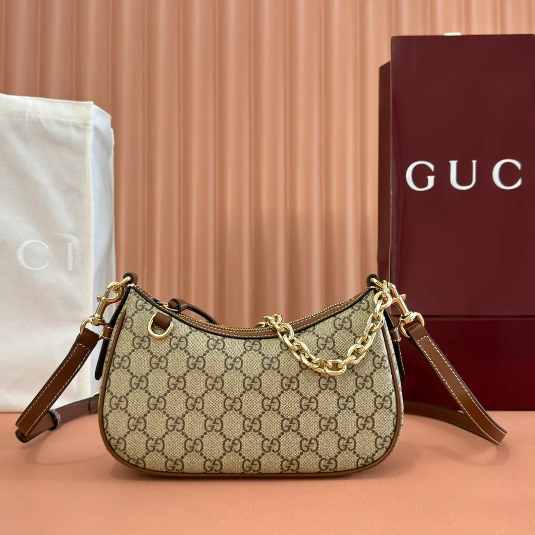 p980💋💋💋[Original leather configuration counter complete package] 2025 autumn and winter series, the new GG Emblem series reinterprets the brand's timeless elegance and exquisite craftsmanship. Designed with a chain strap and comes with an adjustable leather shoulder strap. New GG monogram coated fabric in beige and dark brown Brown leather trim Light gold tone hardware Red and green web cotton lining The bag pictured is sold separately and does not come with the bag charm. Interior: Open pocket Chain shoulder strap (25 cm high) Leather shoulder strap: Height: 52 cm – 57 cm; Length: 97 – 106 cm Model number: 847447. Dimensions: 24cm (width) x 16.5cm (height) x 5.5cm (depth) Weight: about 0.5kg Color: Brown/PVC. Made in Italy