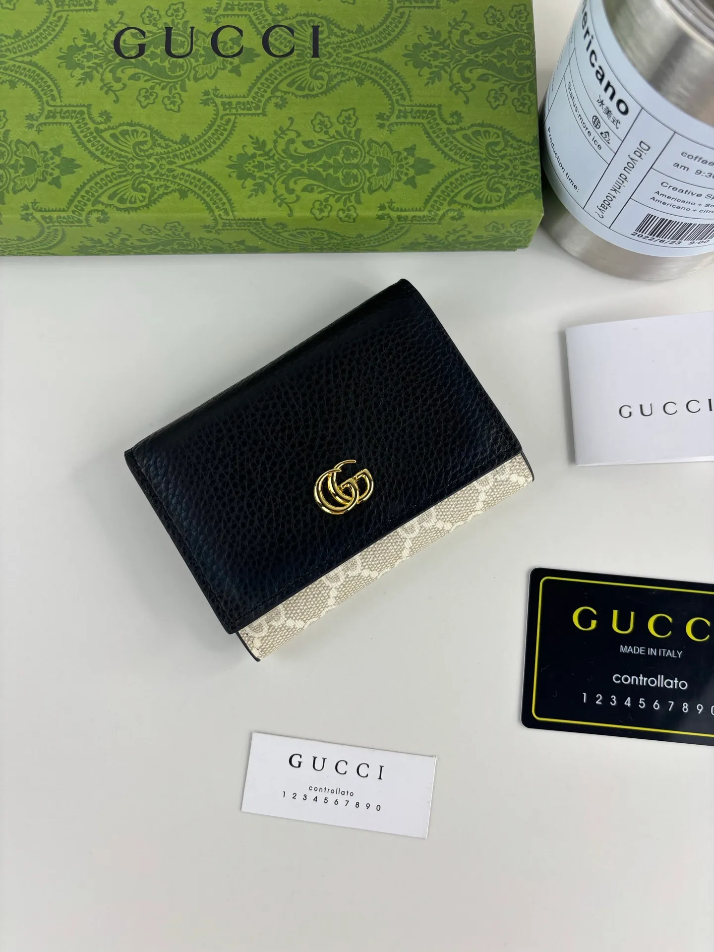 💰120 GUCCI’s new synchronized new bifold coin card holder, equipped with Jindian double G hardware. Made of high-grade PVC fabric and black leather, it is a perfect combination and a classic work. Style No.: 739525 Size: 11cm x 9cm x 2cm Color: Off-white/Black