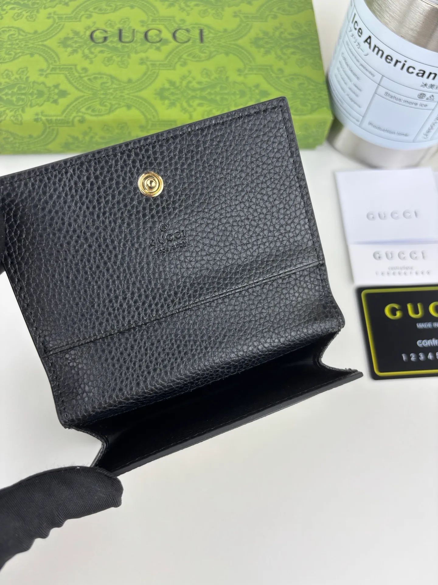 💰120 GUCCI’s new synchronized new bifold coin card holder, equipped with Jindian double G hardware. Made of high-grade PVC fabric and black leather, it is a perfect combination and a classic work. Style No.: 739525 Size: 11cm x 9cm x 2cm Color: Off-white/Black