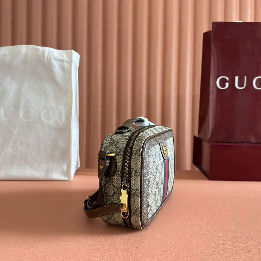 p1000. 📣📣📣【Original leather accessories🌈 Equipped with full counter packaging】🔥🔥 Ophidia series small shoulder bag. The Ophidia series remains the brand’s favorite. New styles are introduced every season, creating versatile travel accessories suitable for any destination. As the main design element, the Double G has been deeply integrated into the entire design, and its ingenuity is displayed on this shoulder bag, which complements the classic gray and brown GG Supreme canvas. Gray and brown GG Supreme canvas. Brown leather trim. Gold tone. Cotton and linen lining. Double G. Interior: 1 open pocket, handle (3 cm high), adjustable shoulder strap (54 cm high), zip closure. Model: 739392. Dimensions: 24 (W) x 16 (H) x 7cm (D) Color: Brown/PVC. Made in Italy Weight: Approx. 0.518 kg