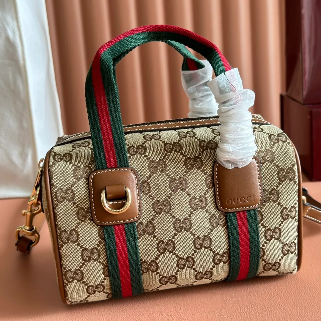 p960💋💋💋. "With full set of original counter packaging" [New Product] Inspired by Gucci's iconic travel bag silhouette, the brand launched the Mini GG handbag. This handbag is crafted from soft GG presbyopic canvas and is equipped with web handles and a detachable shoulder strap. It reinterprets the brand's classic elements and pays homage to Gucci's proud travel tradition. Beige and dark brown GG monogram coated fabric Ankara red leather trim Light gold tone hardware Green linen cotton blend lining Carry handles (10cm high) Detachable and adjustable leather shoulder strap (50cm high; Length: 101.5cm) Model number: 859975. Dimensions: 20cm (W) x 13cm (H) x 13cm (D) Weight: approx. 0.4kg Colour: Brown cloth/PVC. Made in Italy