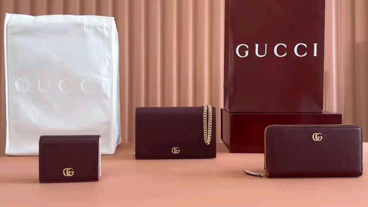 💋💋💋The new GG Marmont👉 series card holder, shipped in anchor red and light pink/original leather. 🐰11cm model: 456126-456116-497985 small video