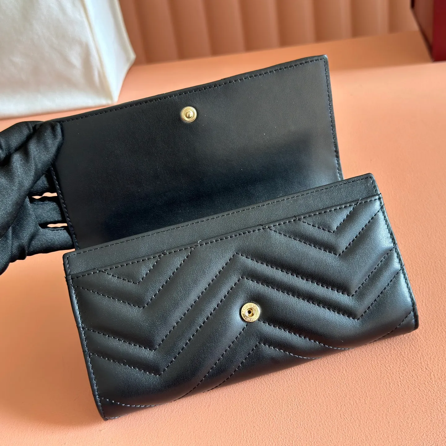 p480. 📣📣📣【Original leather with 🌈Full package】🔥🔥 GG Marmont series full zipper wallet. The GG Marmont leather wallet is made of quilted leather with a V-shaped pattern and the GG logo on the back. Rose beige chevron quilted leather, GG logo on the back, Double G in antique pink hardware, 12 card compartments and 3 bill compartments, zipped coin pocket, full zip closure. Model: 443436 Dimensions: 19 (width) x 10.5 (height) x 2cm (depth) Color: black/original leather. Made in Italy