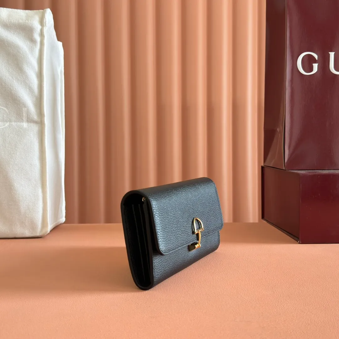 p540. 💋💋💋 Equipped with full counter packaging [New Product] This Gucci Softbit series shoulder bag is ingeniously integrated with the brand's classic equestrian style accessories in the shape of a large half-horse bit. Ankara red grained calfskin. Light gold-tone hardware. Dark brown microfiber lining. Half horsebit buckle. Ident.: 828147. Dimensions: 19x10x3.5cm. Color: black/original leather. Made in Italy