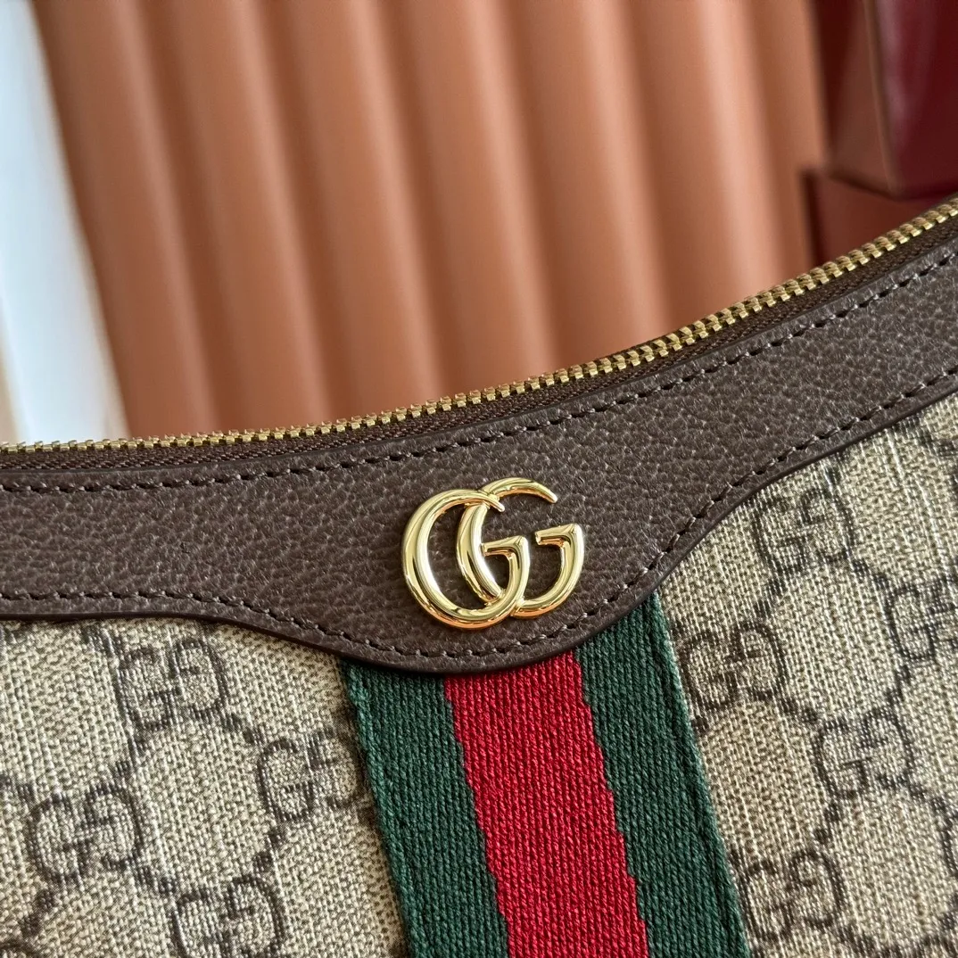 p920. 💋💋💋 [With full set of original counter packaging] [New Product] The Ophidia series dazzlingly presents novel silhouettes and functions. It is ingeniously interpreted in iconic beige and brown colors to create innovative bag items with soft texture. Beige and dark brown GG canvas Brown leather piping Light gold tone hardware Green cotton lining Double G webbing Interior: One open pocket Adjustable handles (height: 17cm - 23cm; length: 36cm - 47cm) Removable and adjustable leather shoulder strap (height: 51cm - 59cm; length: 102cm - 118cm) Ref.: 841341. Dimensions: 26cm (width) x 15cm (height) x 6.5cm (depth) Weight: approx. 0.35kg Color: Brown/PVC. Made in Italy