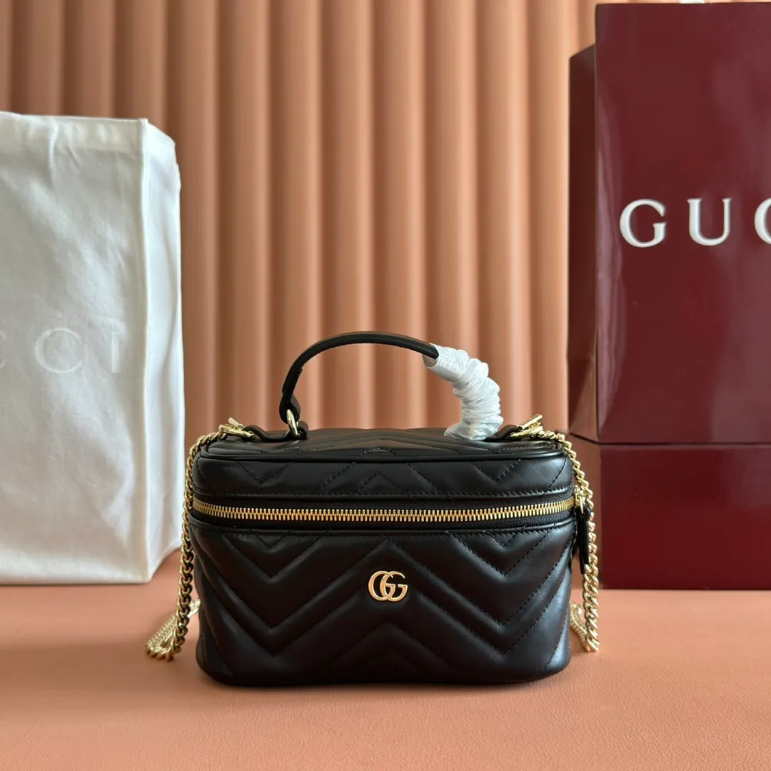 p1100💋💋💋 Comes with a full set of original counter packaging [New Product] The brand's iconic GG Marmont series launches a variety of modern fashion bags. This chain makeup bag is embellished with the brand's archive logo, which debuted in the 1970s. Black quilted V-shaped calfskin Leather Light gold tone hardware Black taffeta lining Double G Carrying handle (6cm high) Detachable chain shoulder strap (55cm high) Zip closure Ident: 837454. Dimensions: 19cm (width) x 11.5cm (height) x 9cm (depth) Weight: approx. 395g Color: Black full leather. Made in Italy