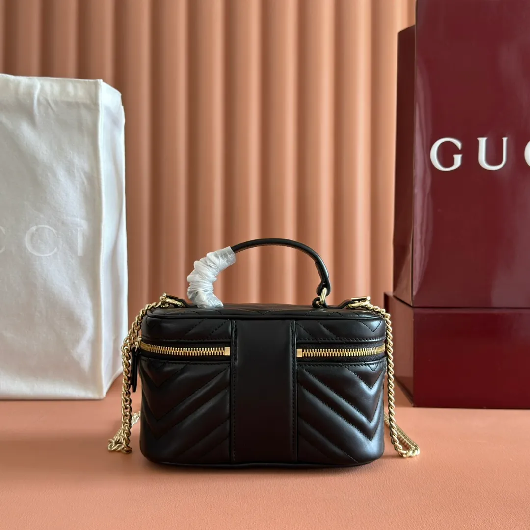 p1100💋💋💋 Comes with a full set of original counter packaging [New Product] The brand's iconic GG Marmont series launches a variety of modern fashion bags. This chain makeup bag is embellished with the brand's archive logo, which debuted in the 1970s. Black quilted V-shaped calfskin Leather Light gold tone hardware Black taffeta lining Double G Carrying handle (6cm high) Detachable chain shoulder strap (55cm high) Zip closure Ident: 837454. Dimensions: 19cm (width) x 11.5cm (height) x 9cm (depth) Weight: approx. 395g Color: Black full leather. Made in Italy
