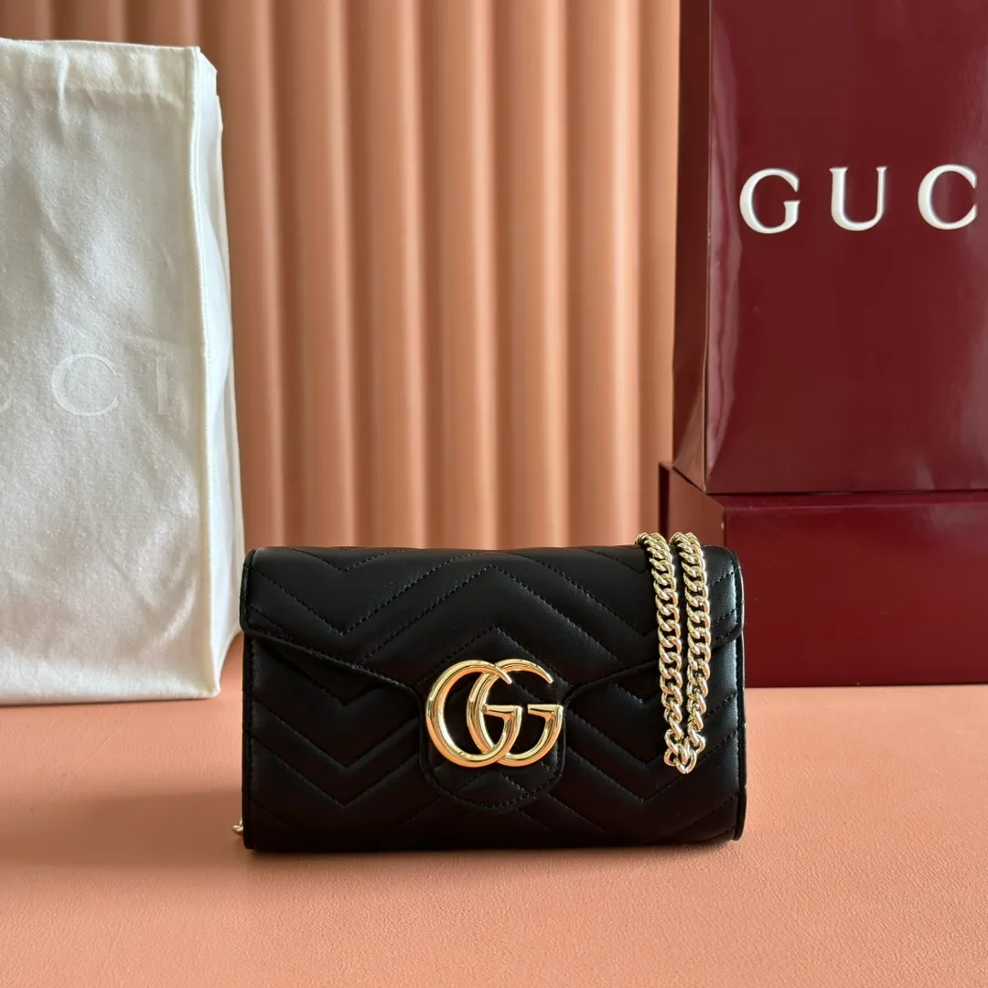 p760. 💋💋💋"With full set of original counter packaging" [New product] This GG Marmont series chain wallet is crafted with Matelassé cow leather. The series' iconic double G accessories make the entire design fuller. Black quilted V-shaped calfskin Leather Light gold-tone hardware Black taffeta lining Double G Interior: six card compartments, one zip pocket and one flap pocket Chain shoulder strap (60 cm high) Press-button closure Ident.: 837745. Dimensions: 20cm (width) x 12cm (height) x 4cm (depth) Weight: approx. 357g