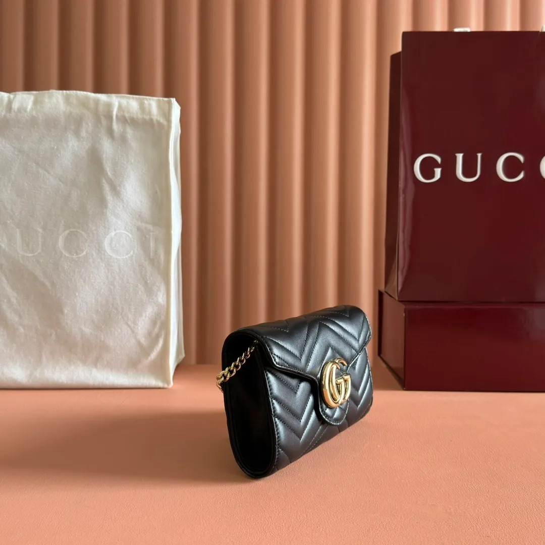 p760. 💋💋💋"With full set of original counter packaging" [New product] This GG Marmont series chain wallet is crafted with Matelassé cow leather. The series' iconic double G accessories make the entire design fuller. Black quilted V-shaped calfskin Leather Light gold-tone hardware Black taffeta lining Double G Interior: six card compartments, one zip pocket and one flap pocket Chain shoulder strap (60 cm high) Press-button closure Ident.: 837745. Dimensions: 20cm (width) x 12cm (height) x 4cm (depth) Weight: approx. 357g