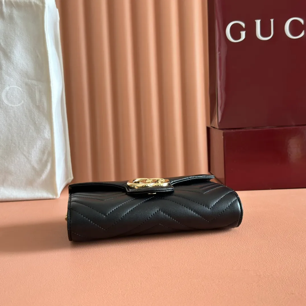 p760. 💋💋💋"With full set of original counter packaging" [New product] This GG Marmont series chain wallet is crafted with Matelassé cow leather. The series' iconic double G accessories make the entire design fuller. Black quilted V-shaped calfskin Leather Light gold-tone hardware Black taffeta lining Double G Interior: six card compartments, one zip pocket and one flap pocket Chain shoulder strap (60 cm high) Press-button closure Ident.: 837745. Dimensions: 20cm (width) x 12cm (height) x 4cm (depth) Weight: approx. 357g