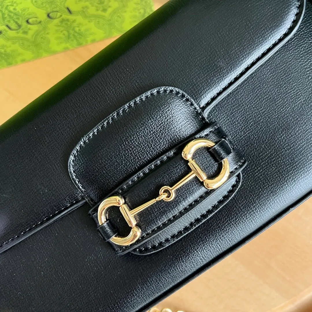Actual shot #💰280 Style number: 735178 black leather Size: 24✖️13.5✖️7.5cm Gucci Horsebit 1955 baguette Xiaohongshu’s new backpack has 2 shoulder straps, can be carried in the hand, cross-body, or under the armpit. It is flatter and longer than the regular 1955 saddle bag. The chain is very textured. It is perfect for taking pictures when going out👍