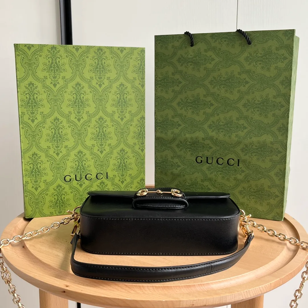 Actual shot #💰280 Style number: 735178 black leather Size: 24✖️13.5✖️7.5cm Gucci Horsebit 1955 baguette Xiaohongshu’s new backpack has 2 shoulder straps, can be carried in the hand, cross-body, or under the armpit. It is flatter and longer than the regular 1955 saddle bag. The chain is very textured. It is perfect for taking pictures when going out👍