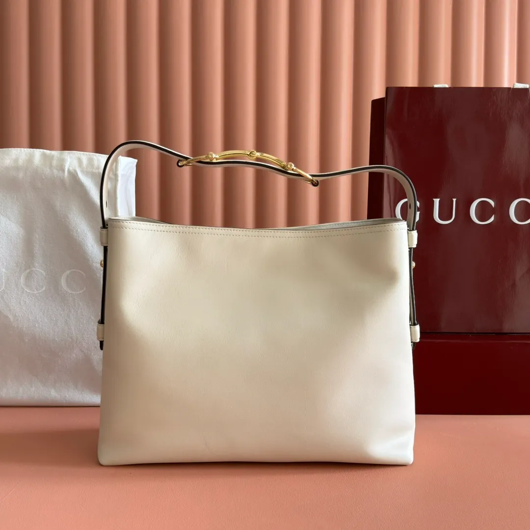 p1480. 💋💋💋【With full set of original counter packaging】2025 autumn and winter series, Gucci Beatrix series handbags adopt a casual silhouette, and the shoulder straps are decorated with iconic horsebit details to further enhance the fashion sense. Gold-toned accessories add to the sophisticated elegance of the design, and an interior zippered pocket keeps your belongings securely stored. Combining elegance and functionality, it easily accommodates daily essentials. Black soft glossy calfskin. Gold-tone hardware. Black cotton and linen blend lining. Horsebit detail on shoulder strap. Interior: Zip pocket. Shoulder strap: 21 cm high; 85 cm long. Ident: 850926. Dimensions: 35cm (width) x 27.5cm (height) x 11cm (depth) Weight: approx. 0.7kg Color: White full leather. Made in Italy