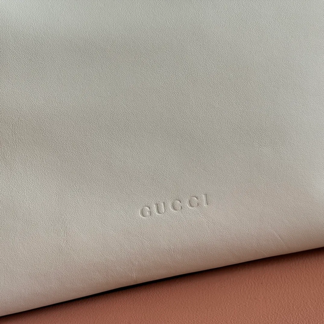 p1480. 💋💋💋【With full set of original counter packaging】2025 autumn and winter series, Gucci Beatrix series handbags adopt a casual silhouette, and the shoulder straps are decorated with iconic horsebit details to further enhance the fashion sense. Gold-toned accessories add to the sophisticated elegance of the design, and an interior zippered pocket keeps your belongings securely stored. Combining elegance and functionality, it easily accommodates daily essentials. Black soft glossy calfskin. Gold-tone hardware. Black cotton and linen blend lining. Horsebit detail on shoulder strap. Interior: Zip pocket. Shoulder strap: 21 cm high; 85 cm long. Ident: 850926. Dimensions: 35cm (width) x 27.5cm (height) x 11cm (depth) Weight: approx. 0.7kg Color: White full leather. Made in Italy