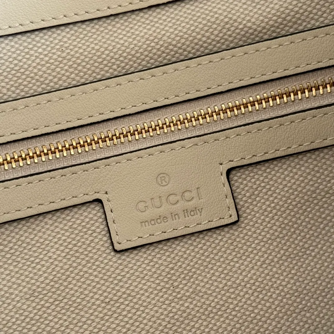 p1480. 💋💋💋【With full set of original counter packaging】2025 autumn and winter series, Gucci Beatrix series handbags adopt a casual silhouette, and the shoulder straps are decorated with iconic horsebit details to further enhance the fashion sense. Gold-toned accessories add to the sophisticated elegance of the design, and an interior zippered pocket keeps your belongings securely stored. Combining elegance and functionality, it easily accommodates daily essentials. Black soft glossy calfskin. Gold-tone hardware. Black cotton and linen blend lining. Horsebit detail on shoulder strap. Interior: Zip pocket. Shoulder strap: 21 cm high; 85 cm long. Ident: 850926. Dimensions: 35cm (width) x 27.5cm (height) x 11cm (depth) Weight: approx. 0.7kg Color: White full leather. Made in Italy