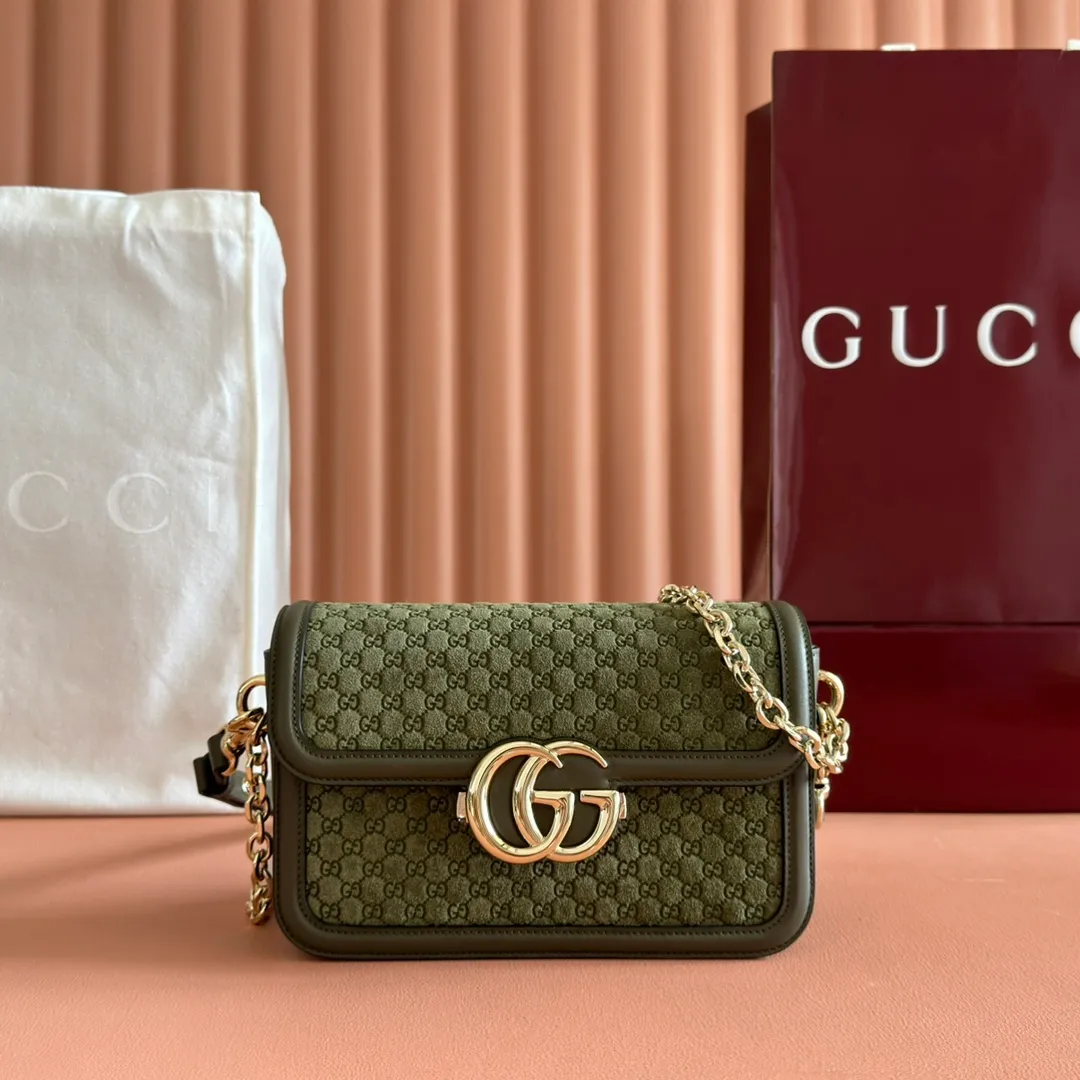 p1560. 💋💋💋 Comes with a full set of original counter packaging [New Product] The Gucci Go series is specially designed for sports. This shoulder bag is made of exquisite and lightweight GG Monogram suede and equipped with an elegant chain strap, adding another dazzling masterpiece to the 2025 spring and summer series. The interior layout of the bag is also very practical, with a removable mirror on the back. Green GG Monogram suede Green leather trim Light gold-tone hardware Beige cotton and linen blend lining Interior: Three main compartments, one zipped pocket External: Removable mirror on the rear Chain strap (21 cm high); Detachable and adjustable shoulder strap (27 cm high); Length adjustable between 64 cm and 103 cm Spring clip buckle Model: 826761. Dimensions: 21.5cm (width) x 14cm (height) x 9cm (depth) Weight: about 0.8kg Color: green velvet fabric/original leather. Made in Italy