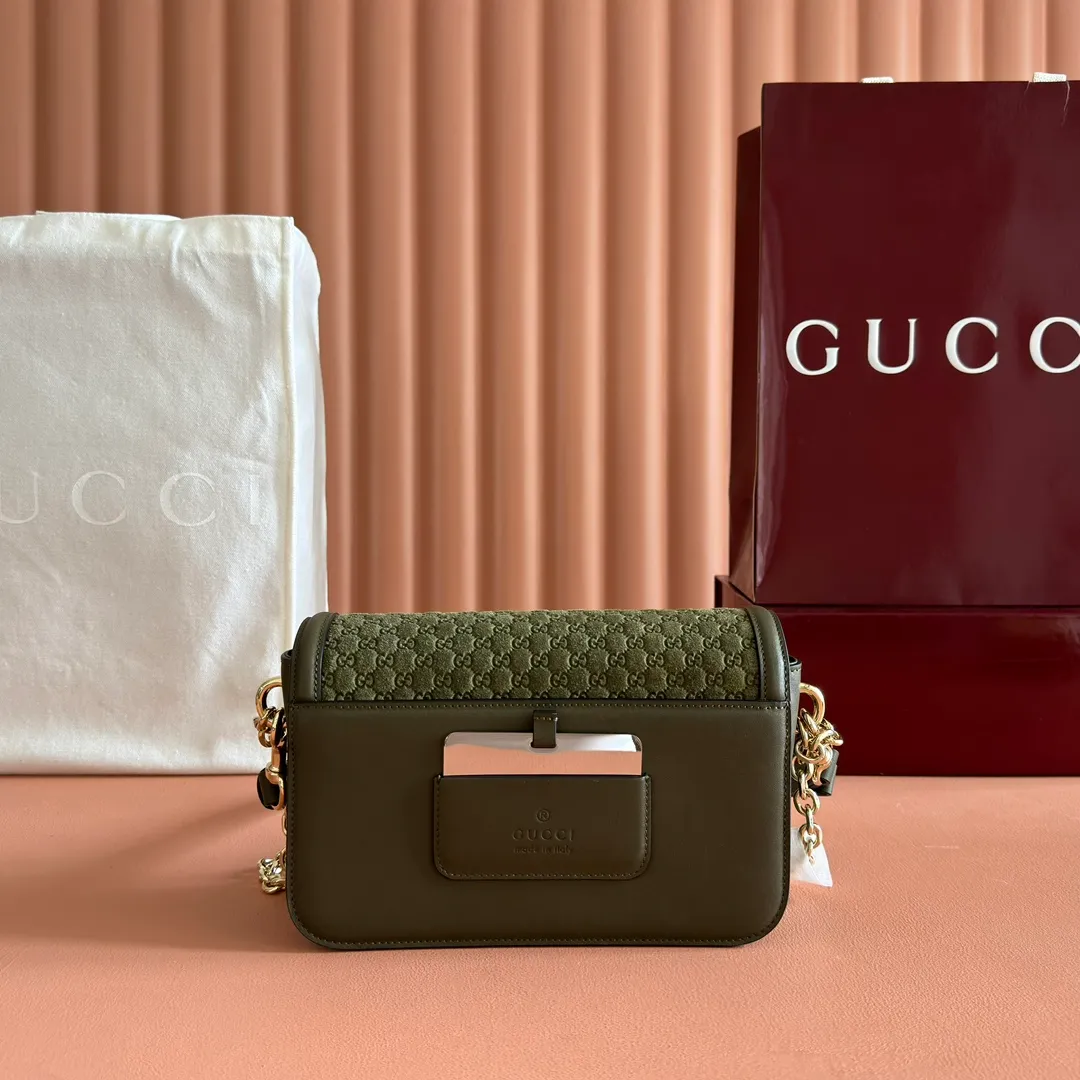 p1560. 💋💋💋 Comes with a full set of original counter packaging [New Product] The Gucci Go series is specially designed for sports. This shoulder bag is made of exquisite and lightweight GG Monogram suede and equipped with an elegant chain strap, adding another dazzling masterpiece to the 2025 spring and summer series. The interior layout of the bag is also very practical, with a removable mirror on the back. Green GG Monogram suede Green leather trim Light gold-tone hardware Beige cotton and linen blend lining Interior: Three main compartments, one zipped pocket External: Removable mirror on the rear Chain strap (21 cm high); Detachable and adjustable shoulder strap (27 cm high); Length adjustable between 64 cm and 103 cm Spring clip buckle Model: 826761. Dimensions: 21.5cm (width) x 14cm (height) x 9cm (depth) Weight: about 0.8kg Color: green velvet fabric/original leather. Made in Italy