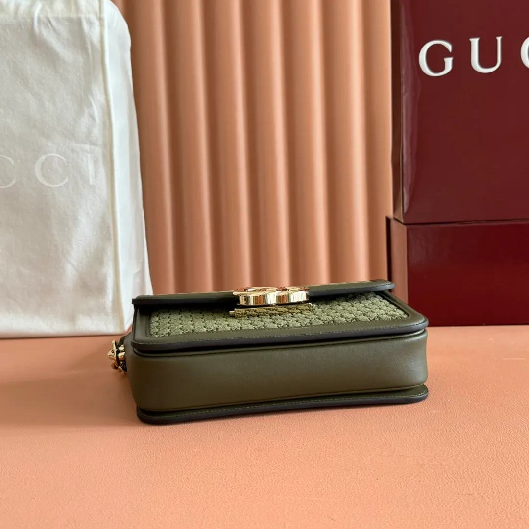 p1560. 💋💋💋 Comes with a full set of original counter packaging [New Product] The Gucci Go series is specially designed for sports. This shoulder bag is made of exquisite and lightweight GG Monogram suede and equipped with an elegant chain strap, adding another dazzling masterpiece to the 2025 spring and summer series. The interior layout of the bag is also very practical, with a removable mirror on the back. Green GG Monogram suede Green leather trim Light gold-tone hardware Beige cotton and linen blend lining Interior: Three main compartments, one zipped pocket External: Removable mirror on the rear Chain strap (21 cm high); Detachable and adjustable shoulder strap (27 cm high); Length adjustable between 64 cm and 103 cm Spring clip buckle Model: 826761. Dimensions: 21.5cm (width) x 14cm (height) x 9cm (depth) Weight: about 0.8kg Color: green velvet fabric/original leather. Made in Italy