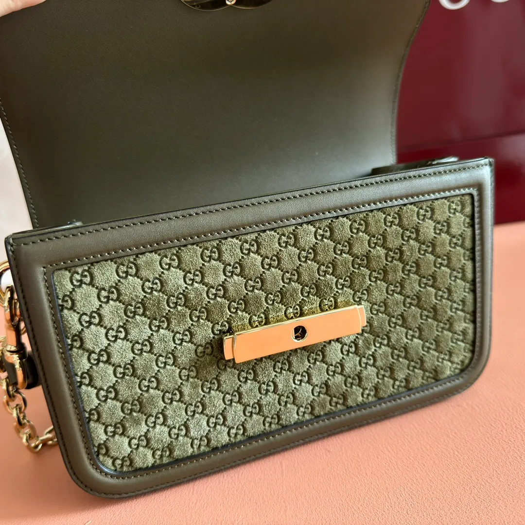 p1560. 💋💋💋 Comes with a full set of original counter packaging [New Product] The Gucci Go series is specially designed for sports. This shoulder bag is made of exquisite and lightweight GG Monogram suede and equipped with an elegant chain strap, adding another dazzling masterpiece to the 2025 spring and summer series. The interior layout of the bag is also very practical, with a removable mirror on the back. Green GG Monogram suede Green leather trim Light gold-tone hardware Beige cotton and linen blend lining Interior: Three main compartments, one zipped pocket External: Removable mirror on the rear Chain strap (21 cm high); Detachable and adjustable shoulder strap (27 cm high); Length adjustable between 64 cm and 103 cm Spring clip buckle Model: 826761. Dimensions: 21.5cm (width) x 14cm (height) x 9cm (depth) Weight: about 0.8kg Color: green velvet fabric/original leather. Made in Italy