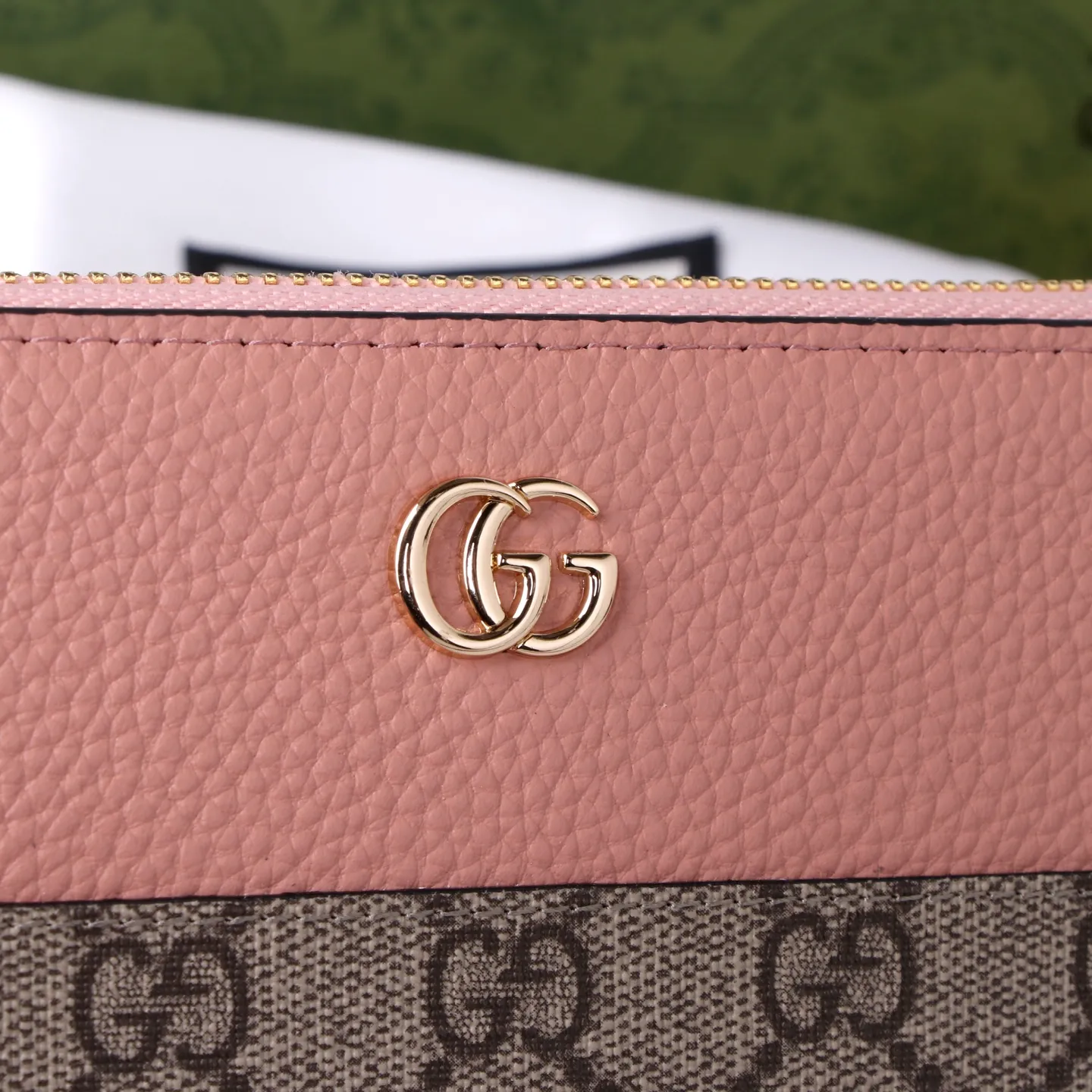 💰170 Style No.: GA009 Brand: Gucci Color: Black Pink Size: 19*10*3 Description: Gucci counter synchronization, new Ophidia series! A new work made of calfskin imported from Italy, equipped with classic double G hardware, new style and contour support is now available. Made from top overseas hardware!