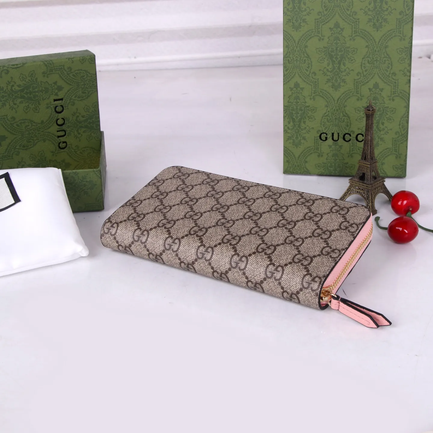 💰170 Style No.: GA009 Brand: Gucci Color: Black Pink Size: 19*10*3 Description: Gucci counter synchronization, new Ophidia series! A new work made of calfskin imported from Italy, equipped with classic double G hardware, new style and contour support is now available. Made from top overseas hardware!