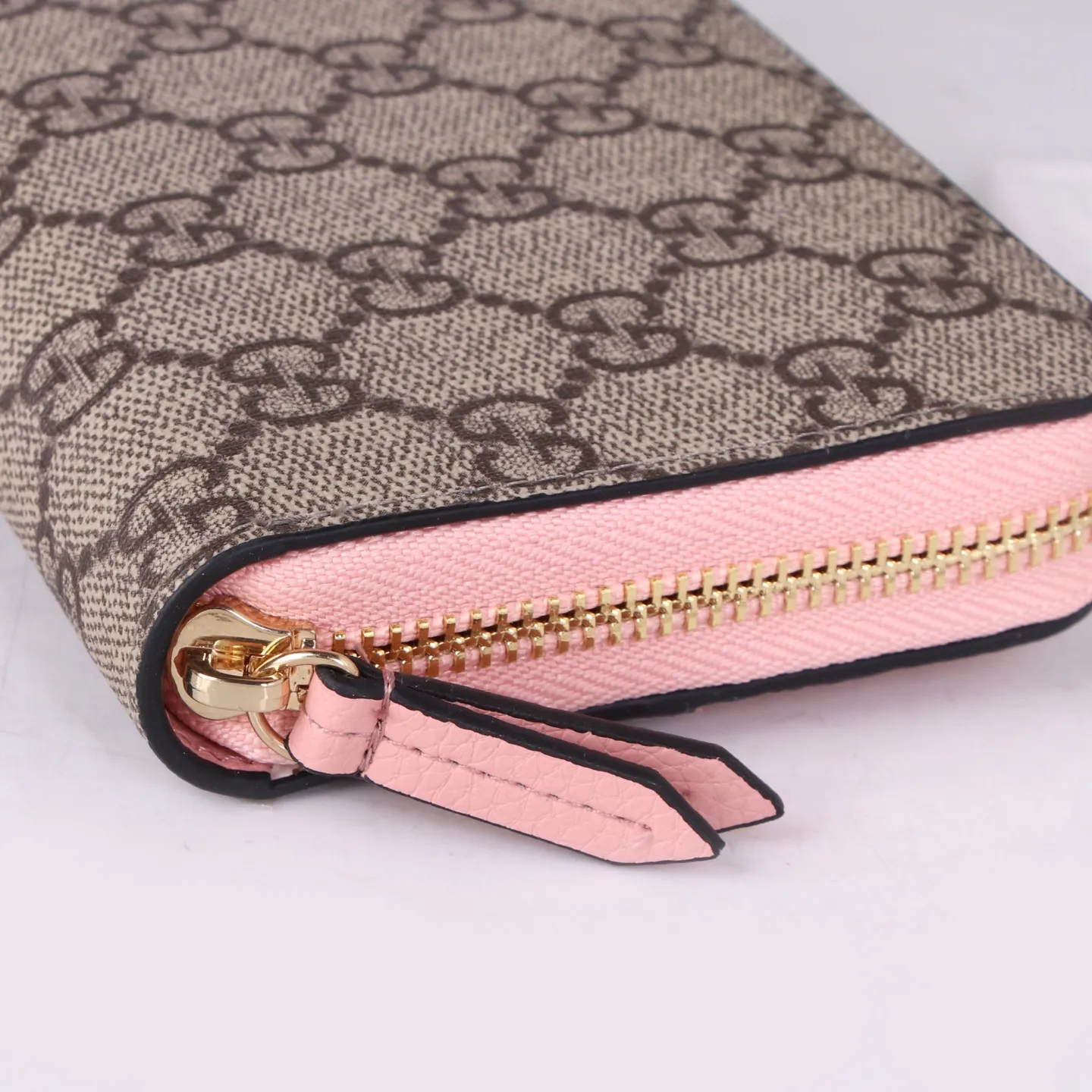💰170 Style No.: GA009 Brand: Gucci Color: Black Pink Size: 19*10*3 Description: Gucci counter synchronization, new Ophidia series! A new work made of calfskin imported from Italy, equipped with classic double G hardware, new style and contour support is now available. Made from top overseas hardware!