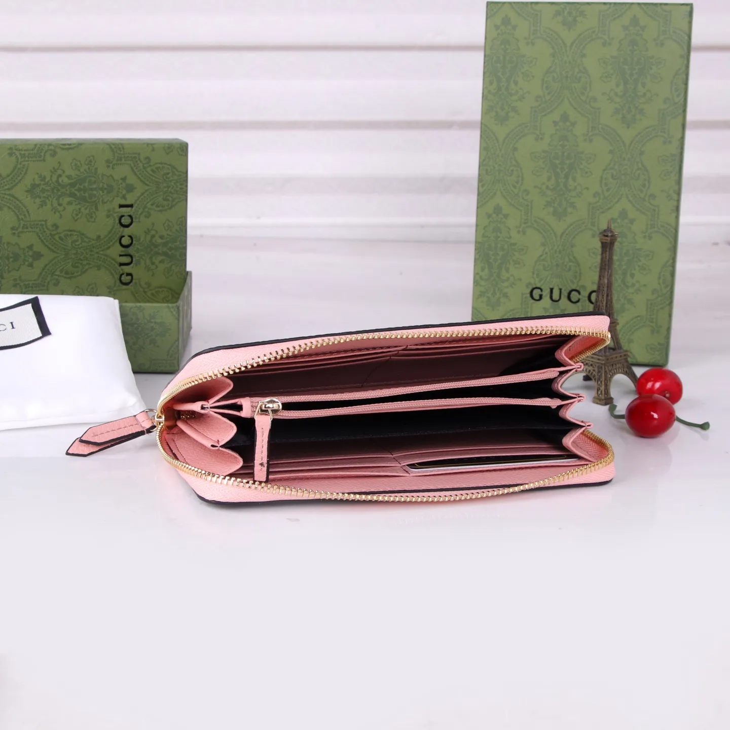 💰170 Style No.: GA009 Brand: Gucci Color: Black Pink Size: 19*10*3 Description: Gucci counter synchronization, new Ophidia series! A new work made of calfskin imported from Italy, equipped with classic double G hardware, new style and contour support is now available. Made from top overseas hardware!
