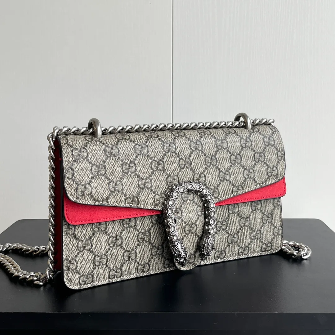 New upgraded version of real shot #💰300 Model: 499623 Red Size: 25x14x8cm 𝙂𝙪𝙘𝙘𝙞 𝘿𝙞𝙤𝙣𝙮𝙨𝙪𝙨Diamond Button Bacchus True Fragrance Series Warning, it’s amazing. It retains the perfect pedigree of the Bacchus bag, but opens the era of Bacchus innovation! The most valuable part of the entire bag is the tiger head diamond buckle, a palace-level treasure item. Not a market product. The weight is very light and the size is perfect. Highly recommended.