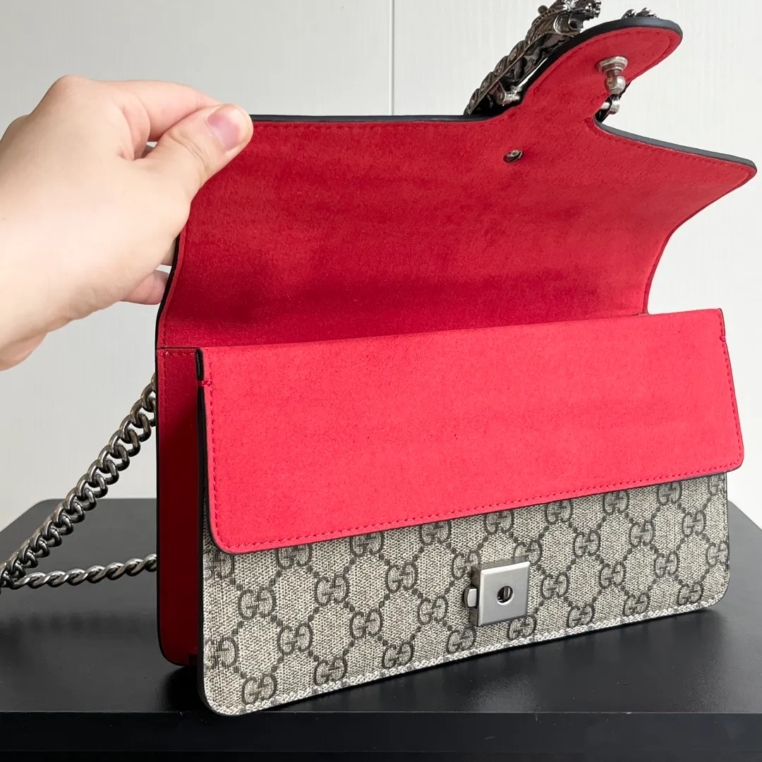 New upgraded version of real shot #💰300 Model: 499623 Red Size: 25x14x8cm 𝙂𝙪𝙘𝙘𝙞 𝘿𝙞𝙤𝙣𝙮𝙨𝙪𝙨Diamond Button Bacchus True Fragrance Series Warning, it’s amazing. It retains the perfect pedigree of the Bacchus bag, but opens the era of Bacchus innovation! The most valuable part of the entire bag is the tiger head diamond buckle, a palace-level treasure item. Not a market product. The weight is very light and the size is perfect. Highly recommended.
