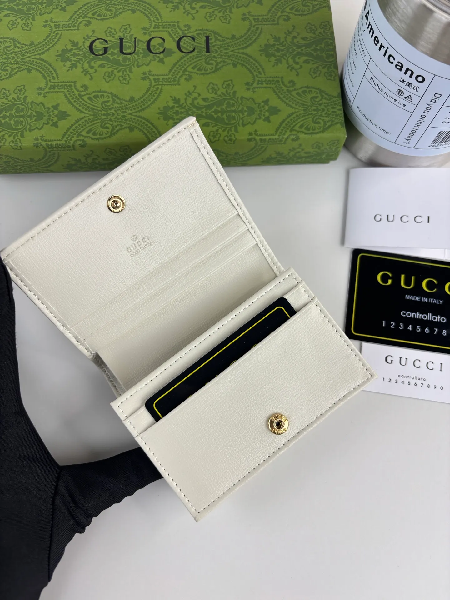 💰150 GUCCl Gucci has newly launched this 1955 horsebit card holder made of GG Supreme high-grade artificial canvas and brown leather. This series adopts the double ring and long strip design that are in the same line as the handbag. This detail is inspired by the equestrian origin of the brand. It is one of Gucci's classic heritage and one of the brand's most representative symbolic elements. Style number: 621887 Size: 11cm x 8.5cm x 3cm Color: white