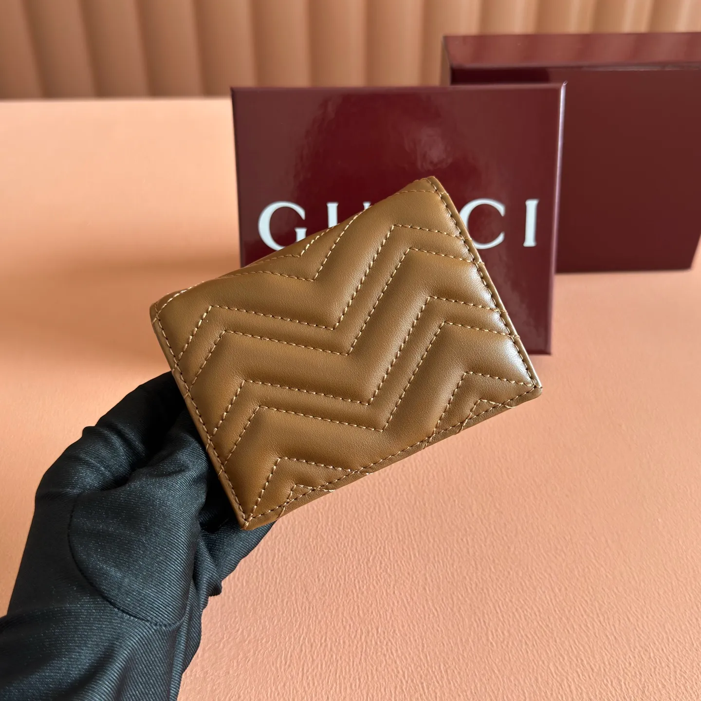 p400💋💋💋【Full set of packaging at the counter】GG Marmont series quilted card holder. Like the different shades of burgundy, Gucc's timeless designs are updated every season. Add color to the new leather goods series with a timeless and vigorous atmosphere. In this classic GG Marmont series card holder, it is presented in a vigorous manner. Quilted V-shaped leather, gold-tone hardware, moire fabric-lined Double G, five card compartments, two flat pockets, one zip pocket, one bill compartment with snap fastening. Model: 466492. Dimensions when closed: 11 (W) x 8.5 (H) x 3cm (D) Dimensions when open: 11 (W) x 17.5cm (H) Color: Brown light gold/original leather. Made in Italy