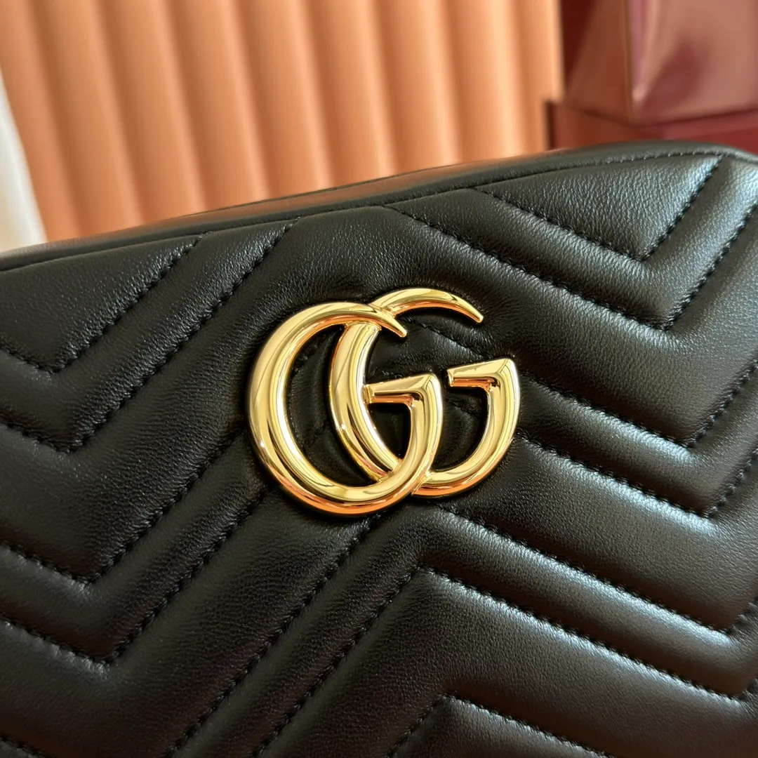 p1040. 💋💋💋【With full set of original counter packaging】GG Marmont is the brand's iconic series. Its features include the symbolic double G logo, sharp-edged chain straps and modern silhouettes. This new camera bag highlights exquisite handcraftsmanship with its ultra-soft premium leather and refined hardware details in glossy gold tones. White quilted diamond nappa leather Light gold-toned hardware White viscose lining Double G Adjustable chain shoulder strap (60 cm) can also be worn as a crossbody bag Zip closure Ref.: 855273. Dimensions: 24cm (width) x 15cm (height) x 8cm (depth) Color: black sheepskin. Made in Italy