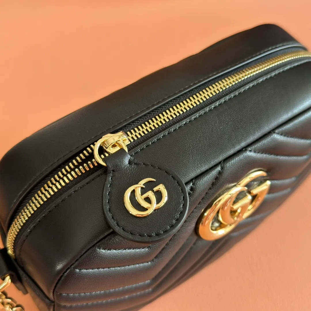 p1040. 💋💋💋【With full set of original counter packaging】GG Marmont is the brand's iconic series. Its features include the symbolic double G logo, sharp-edged chain straps and modern silhouettes. This new camera bag highlights exquisite handcraftsmanship with its ultra-soft premium leather and refined hardware details in glossy gold tones. White quilted diamond nappa leather Light gold-toned hardware White viscose lining Double G Adjustable chain shoulder strap (60 cm) can also be worn as a crossbody bag Zip closure Ref.: 855273. Dimensions: 24cm (width) x 15cm (height) x 8cm (depth) Color: black sheepskin. Made in Italy