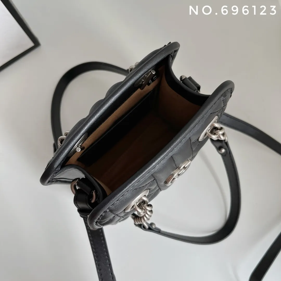 Actual shot #💰280 Style number: 696123 Size: 16x7x19 Gucci💝💝 GG quilted mini handbag. This is full of silhouette and texture. It exudes a strong retro style. It is very stylish as a handbag or crossbody. I also like the capacity.