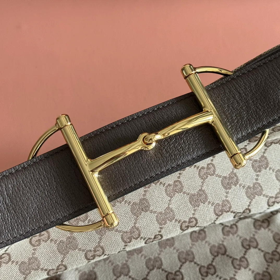 p1240💋💋💋【With full set of original counter gift bag packaging】2025 autumn and winter series, Gucci Beatrix series handbags are crafted from black cow leather material and equipped with iconic horsebit detail shoulder straps, adding brand connotation to the casual silhouette. Gold-toned accessories add a refined touch, and a zippered pocket inside keeps daily essentials secure. Combining elegant design with practical performance, it easily accommodates daily essentials. Black soft glossy calf leather Gold-tone hardware Black cotton and linen blend lining Horsebit detail on shoulder strap Interior: Zip pocket Adjustable shoulder strap Height: 26cm - 33cm; Length: 94cm Ident: 850546. Dimensions: 40cm (W) x 36cm (H) x 12cm (D) Weight: Approx. 1kg Colour: Blue denim. Made in Italy