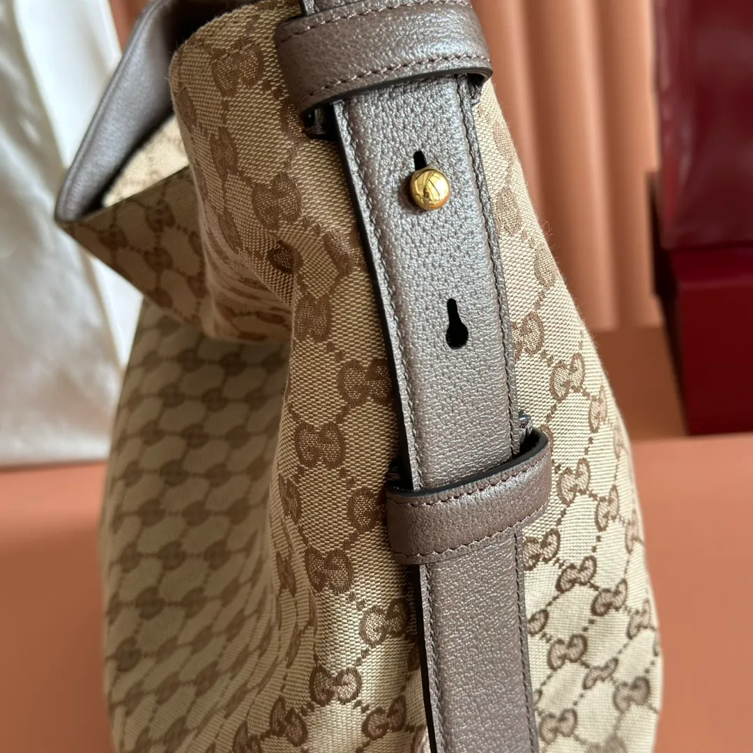 p1240💋💋💋【With full set of original counter gift bag packaging】2025 autumn and winter series, Gucci Beatrix series handbags are crafted from black cow leather material and equipped with iconic horsebit detail shoulder straps, adding brand connotation to the casual silhouette. Gold-toned accessories add a refined touch, and a zippered pocket inside keeps daily essentials secure. Combining elegant design with practical performance, it easily accommodates daily essentials. Black soft glossy calf leather Gold-tone hardware Black cotton and linen blend lining Horsebit detail on shoulder strap Interior: Zip pocket Adjustable shoulder strap Height: 26cm - 33cm; Length: 94cm Ident: 850546. Dimensions: 40cm (W) x 36cm (H) x 12cm (D) Weight: Approx. 1kg Colour: Blue denim. Made in Italy