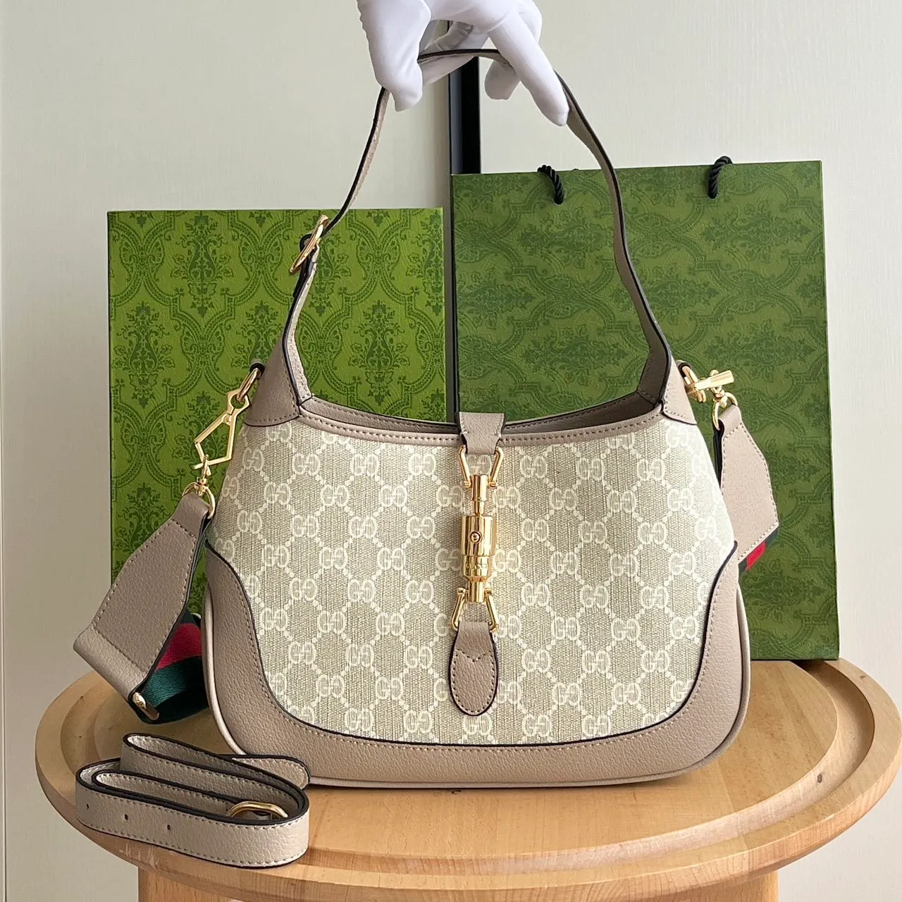 Actual shot #💰340 Model: 678843. Oats Dimensions: 28x 19x 4.5cm.   💕💕Gucci UN3AG 1294 product details. Gucci's "Aria-Fashion Aria" series uses modern techniques to reinterpret classics. The Jackie 1961 series has launched a new rectangular tote bag with soft texture and flexible structure. The archive design is paired with logo details such as the all-over GG pattern and striped webbing, and exquisite accessories pay tribute to Gucci's heritage.
